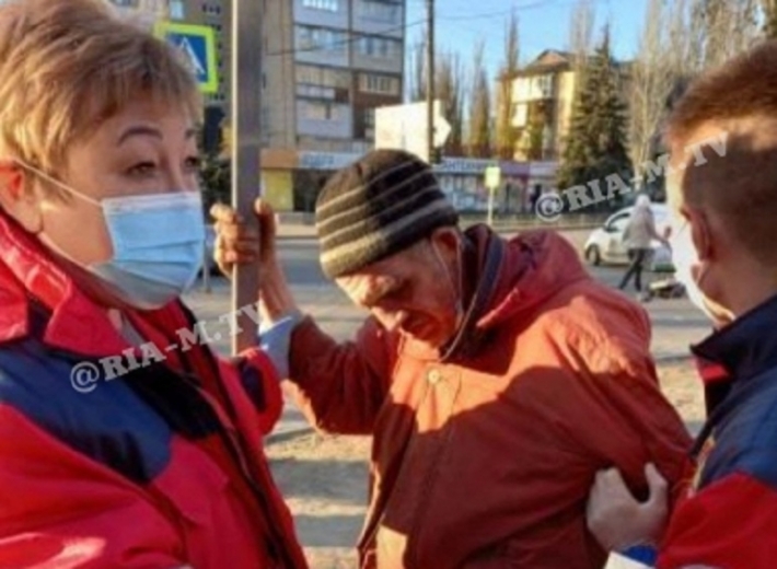В Мелитополе скорую и полицию уговаривали забрать с улицы мужчину после инсульта (фото)