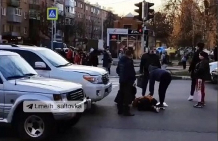В Харькове внедорожник протаранил группу пешеходов (видео)