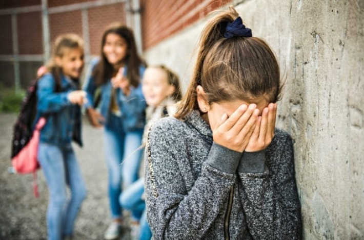 Толкала, била и публиковала в Instagram: в Ровенской области ученица совершала буллинг в школе, наказали ее отца