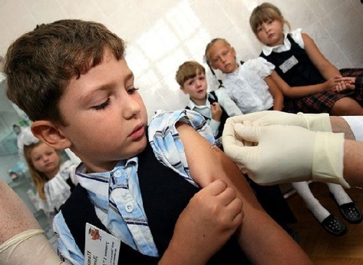 Будут ли в школах Мелитополя прививать детей от коронавируса