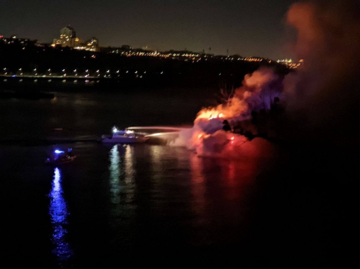 В Киеве на Гидропарке загорелся ресторан на воде: фото и видео