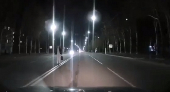 В Мелитополе посредине проезжей части запечатлели "призрака" (видео)