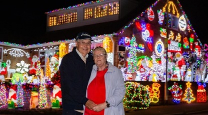 Пожилая пара так ждет Рождество, что уже украсила весь дом и заряжает соседей настроением: фото
