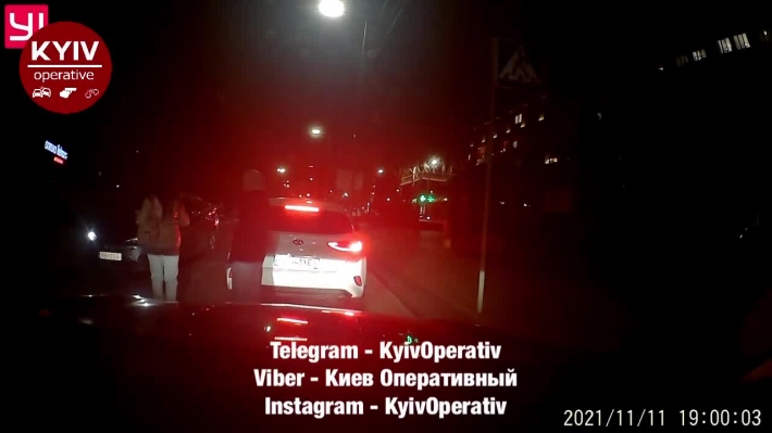 Могло быть повторение трагедии в Харькове: в Киеве авто едва не снесло двух пешеходов, видео
