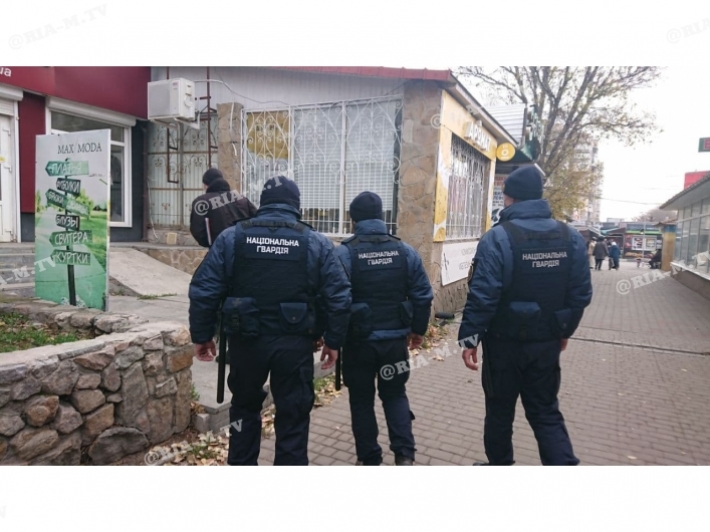 В Мелитополе полиция и Нацгвардия нашли «преступников» - урна для масок стояла не на месте (фото, видео)