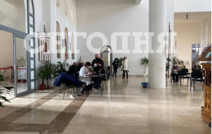 В Киеве вакцинацию от COVID начали в храме: фото