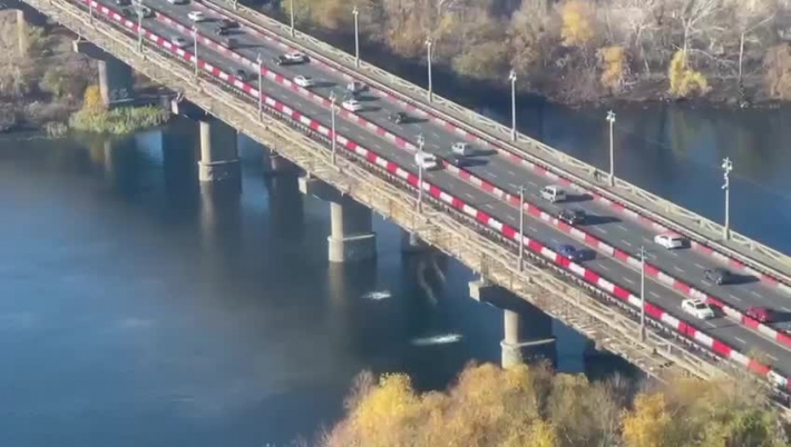 Рушится на глазах: состояние моста Патона в Киеве показали на видео