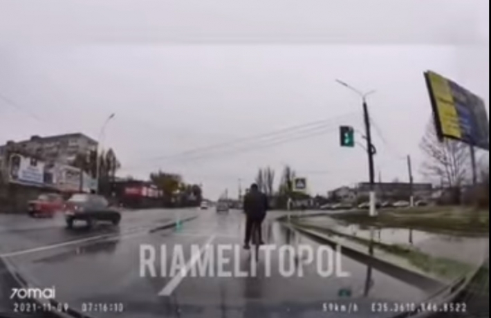 Объехал лужу - в Мелитополе велосипедист едва не попал под машину (видео)