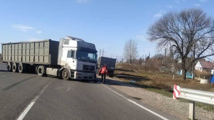 В Запорожской области столкнулись два зерновоза (фото)