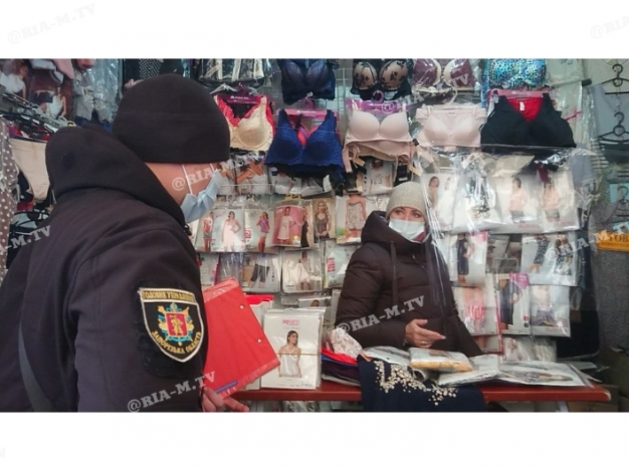 Как на рынке в Мелитополе на проверки ковидных сертификатов реагируют (фото, видео)