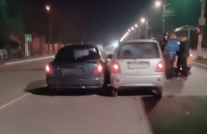 В Мелитополе на спуске с моста произошло тройное ДТП (видео)