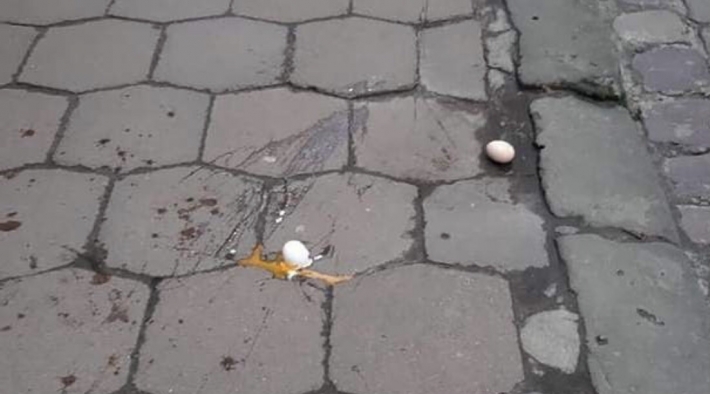 В Мелитополе поклонницу России забросали яйцами