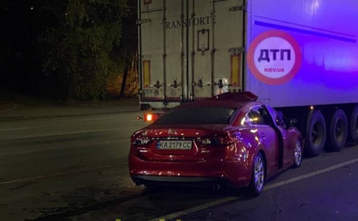 Чудом не погиб: ночью в Киеве легковушка влетела под грузовик, фото