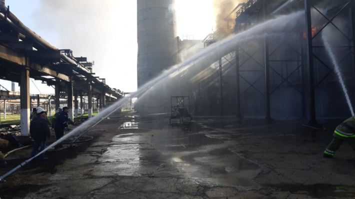 На нефтеперерабатывающем заводе в Кременчуге вспыхнул пожар: подробности и фото