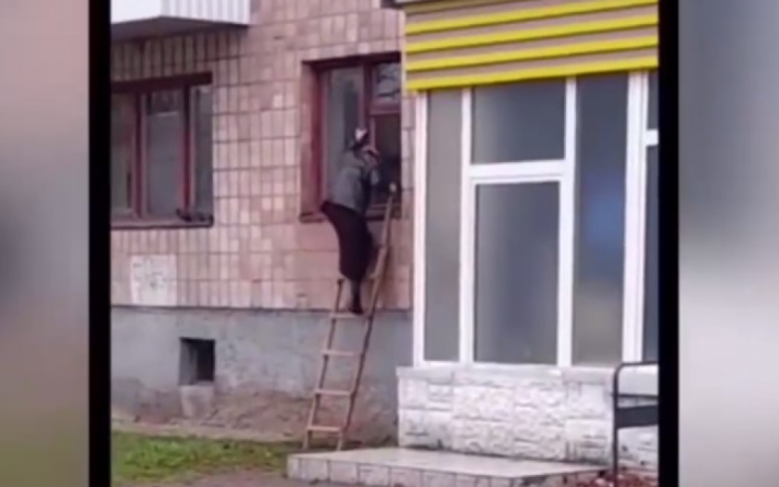 В Луцке женщина выходит из квартиры через окно, потому что боится сатаны (видео)