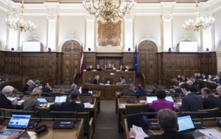 В Латвии непривитых депутатов Сейма отстранят от работы
