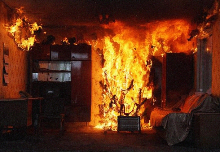 В Запорожье при пожаре в квартире спасатели обнаружили труп