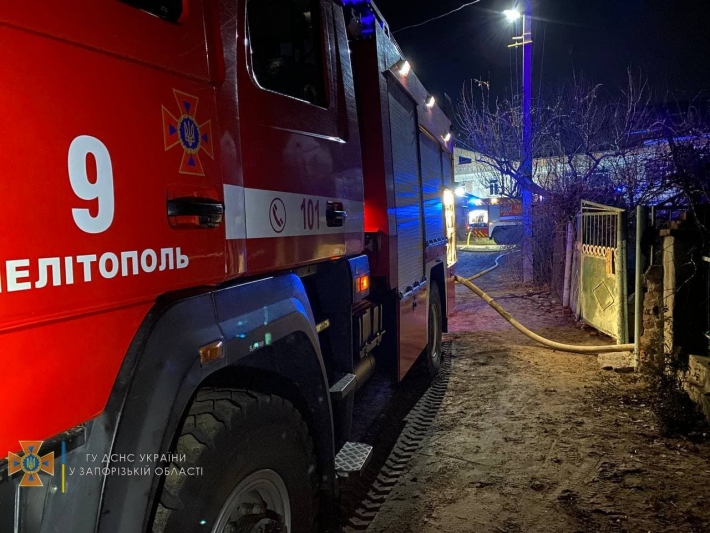 В Мелитополе два экипажа спасателей тушили пожар в частном доме (фото)