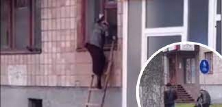 Двери с кодом - "от Сатаны": в Луцке странная бабушка годами выходит из дома через окно, видео