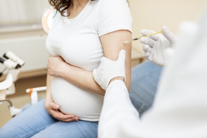 Беременным нельзя прививаться от коронавируса - это чревато для ребенка?