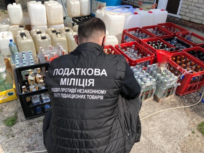В Бердянске полицейские задержали грузовик с фальсификатом спирта