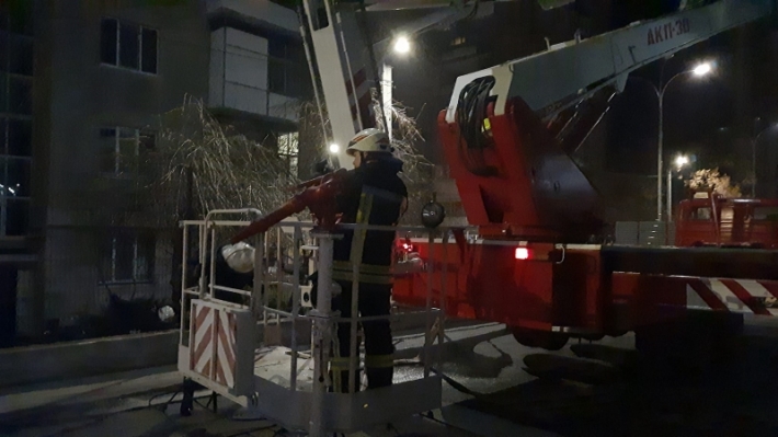 В Харькове вспыхнул мощный пожар в жилой 5-этажке: фото и видео
