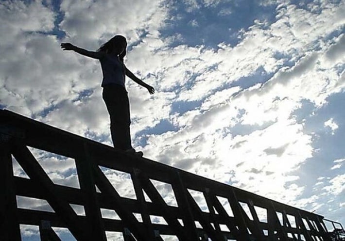 В Запорожье 21-летняя девушка спрыгнула 54-метрового моста в реку
