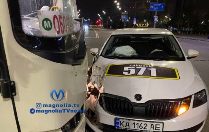 В Киеве на перекрестке маршрутка протаранила такси: фото