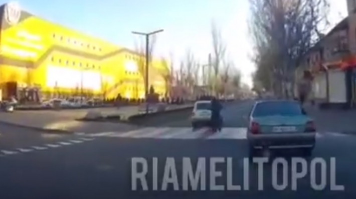 В Мелитополе автомобиль едва не проехал пешеходу по ногам (видео)