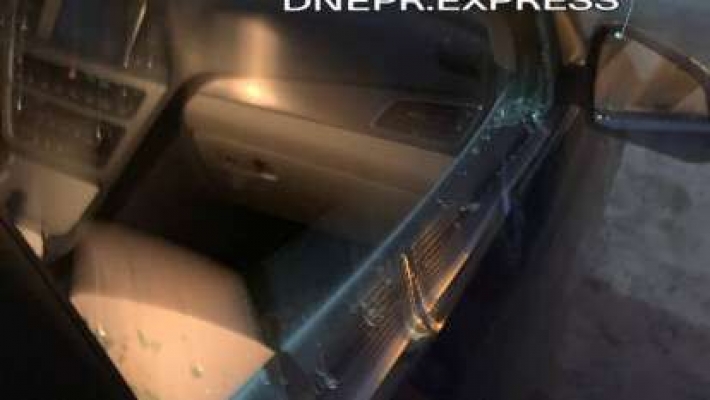 В Днепре на Победе пьяный мужчина разбил топором стекло в автомобиле