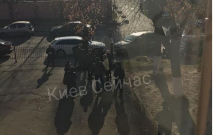 В Киеве возле суда в упор расстреляли мужчину: видео
