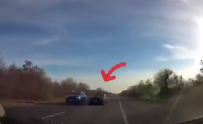 Под Мелитополем водитель едва не спровоцировал лобовое столкновение (видео)