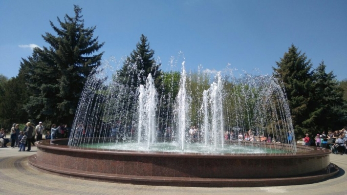 Жители Мелитополя обратили внимание на облицовку фонтана в парке