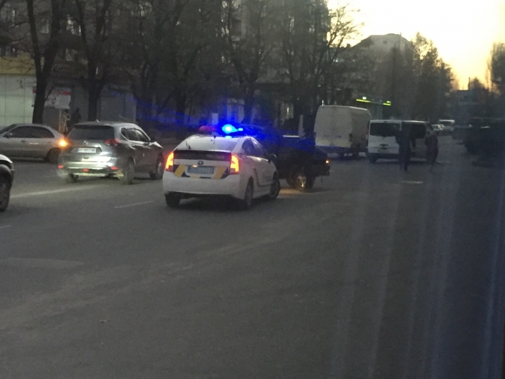В Мелитополе ВАЗ возле остановки попал в ДТП (видео)