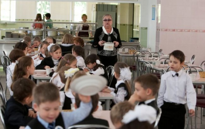 В Харькове школьница в макаронах нашла гусеницу: в столовой обвинили ребенка (фото)