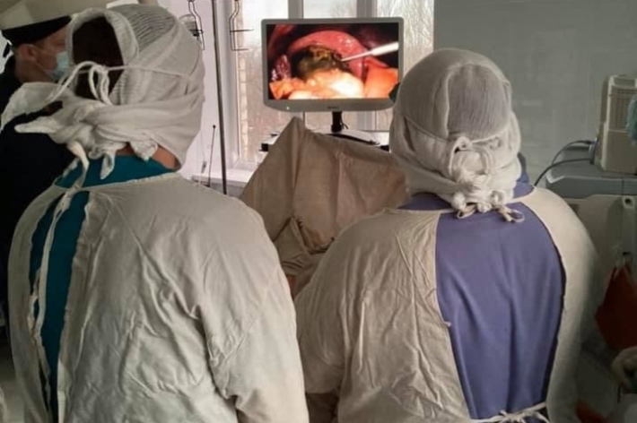 В Мелитополе прооперировали пациентку с редкой грыжей (фото, видео)