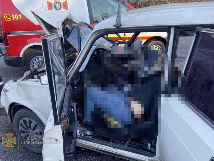 В Запорожье после аварии ВАза и Газели зажало водителя (фото)