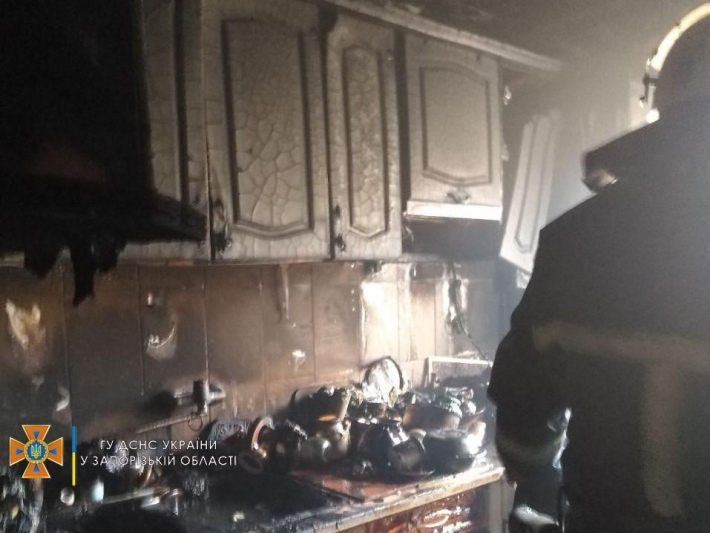 В Бердянске горела квартира в многоэтажке - спасли женщину