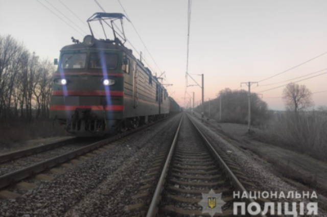 В Харьковской области поезд сбил человека: задерживается ряд поездов