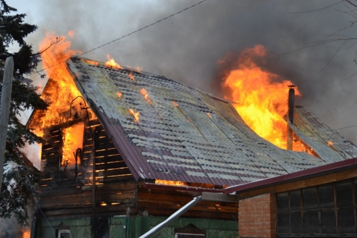 В Запорожье сгорела крыша частного дома