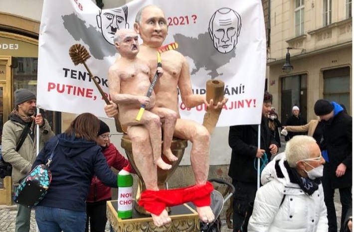 Убийцы без трусов: в Праге на акцию принесли статую голых Лукашенко и Путина, фото