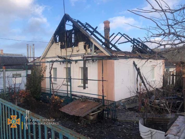 В Бердянске по неизвестным причинам загорелась крыша жилого дома