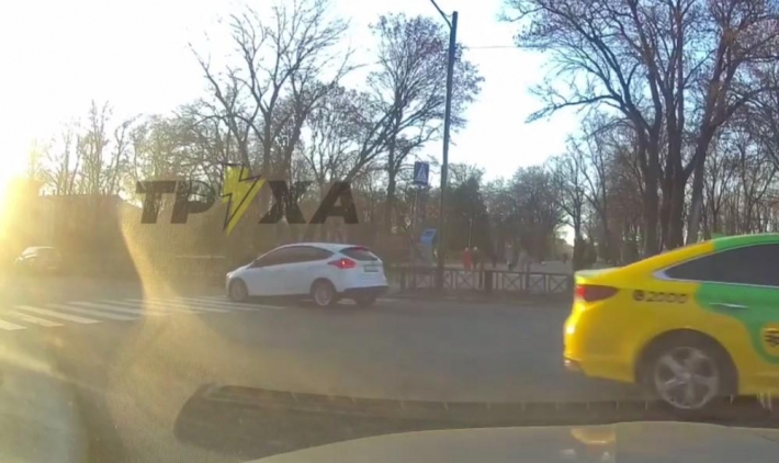 В Харькове авто на большой скорости снесло ребенка на пешеходном переходе (видео)