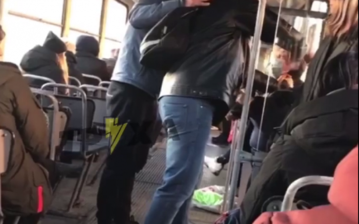 Ударил по лицу: в Харькове мужчина силой выгнал из трамвая женщину (видео)