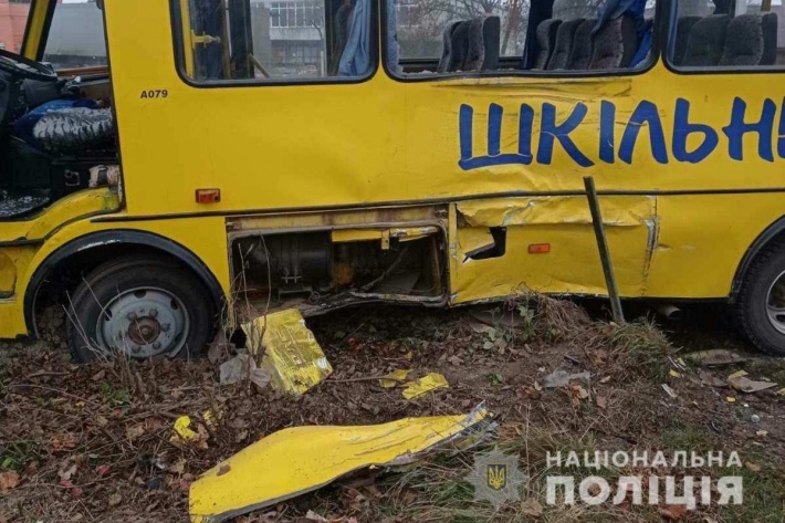 На Львовщине школьный автобус столкнулся с грузовиком: пострадали дети (фото)
