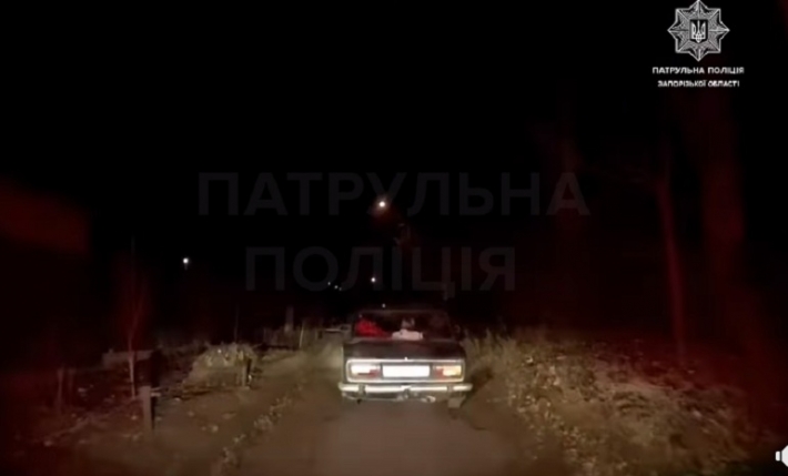 В Запорожье пьяный водитель пересел на пассажирское сиденье и спровоцировал ДТП с машиной полиции