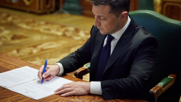 Президент назначил пожизненную стипендию вышивальщице из Мелитополя