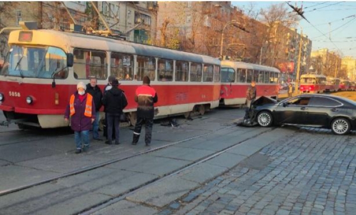 Возомнил себя "трамваем": в Киеве водитель устроил серьезное ДТП и заблокировал движение, фото
