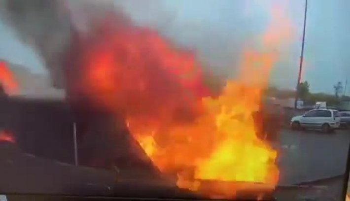 Чудом не сгорели заживо: в авто с людьми вспыхнул мощный пожар, видео