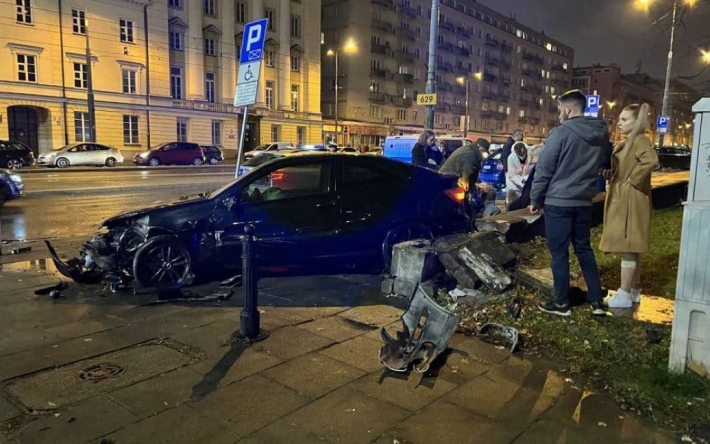 В Польше авто вылетело на тротуар и сбило влюбленную пару украинцев